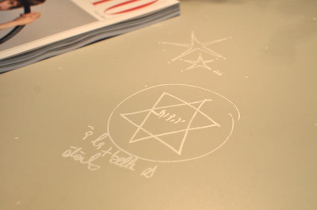 Mathilde Laurent a dessiné des étoiles partout sur son bureau